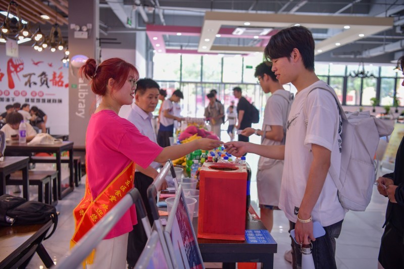学校食堂开展爱粮节粮系列主题公...